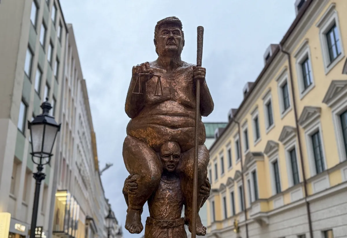 Goli Tramp u Evropskom parlamentu: Satirična skulptura nazvana „Narandžasta kuga“