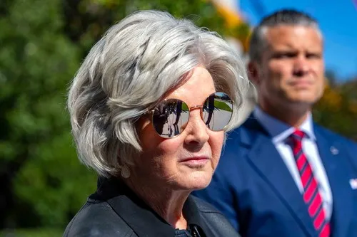 Ćerka najmoćnije žene u Beloj kući pozirala s puškom pored Dodikovog ministra: Isplivali detalji velikog skandala