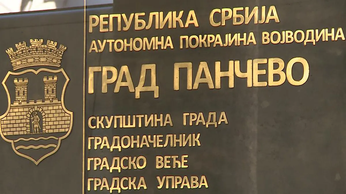 Funkcioner SNS u Pančevu nosio majicu sa likom odbornice ZLF i seksističkom porukom