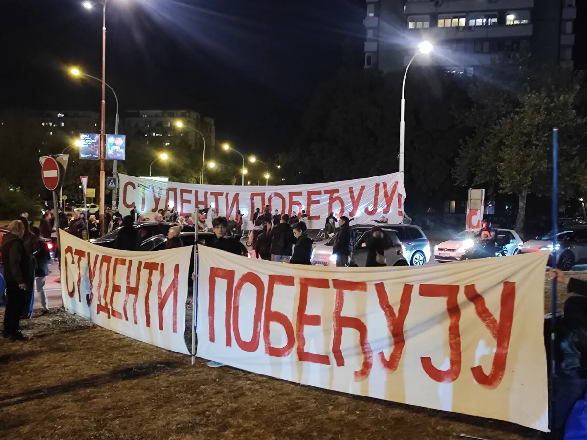 Na kružnom toku u Čačku počelo okupljanje građana svako veče do izbora u znak podrške studentima VIDEO