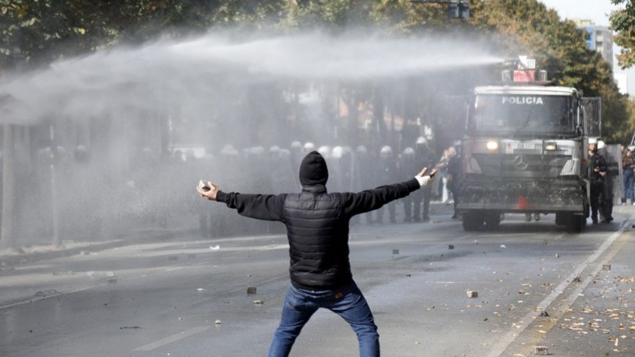 U Albaniji su protesti protiv vlade postali delimično nasilni, vlast ih osuđuje kao „hibridni rat“, a šta kažu stručnjaci? – Svet
