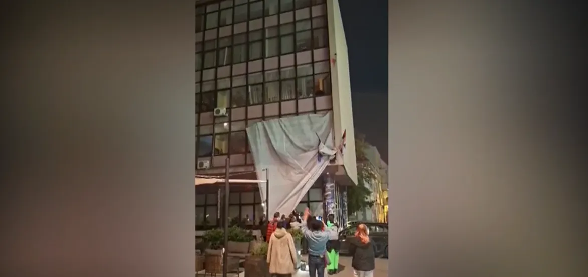 Građani skinuli plakat Vojislava Šešelja sa zgrade u Novom Sadu