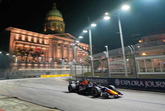 Maks Ferstapen osvojio pol poziciju za sprint trku u Singapuru