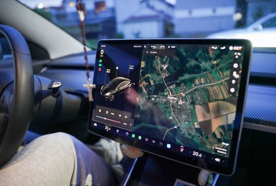 Automobil nije telefon: Ekrani u automobilima opasniji od alkohola?