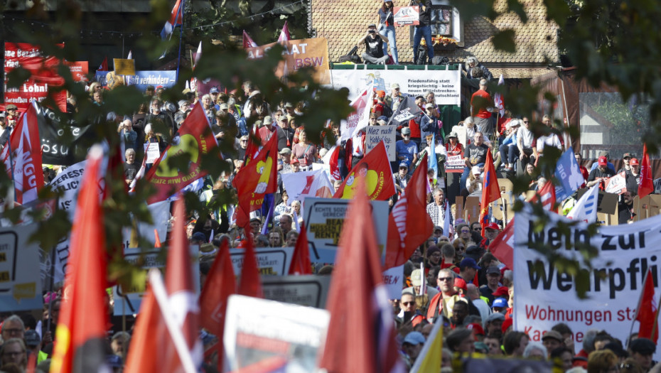 Masovne antiratne demonstracije u Berlinu i Štutgartu