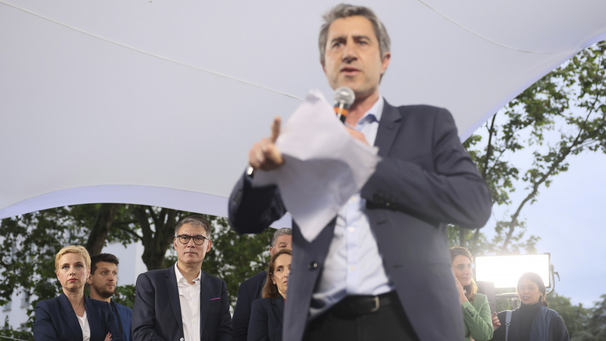 Makron po odlasku dobija kancelarije i devet zaposlenih