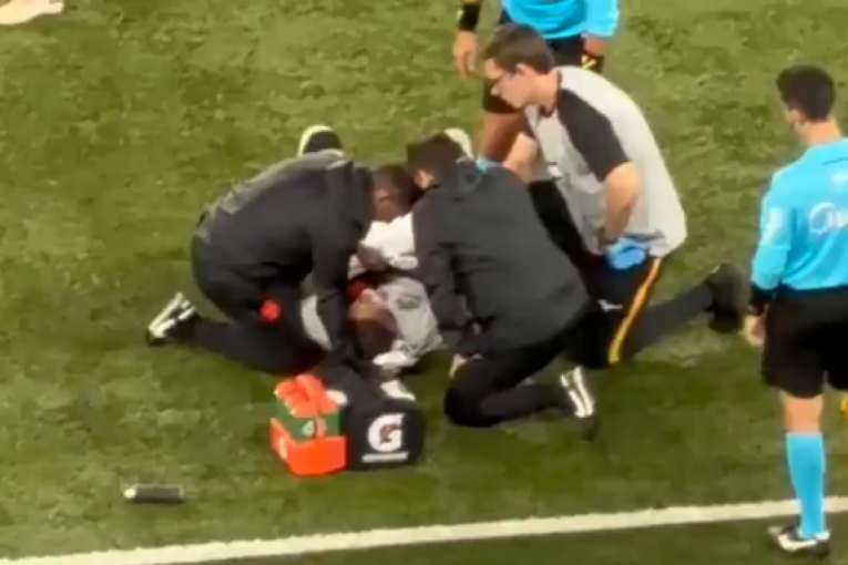 Bivši napadač Zvezde ostao bez svesti: Jeziv prizor obeležio veliki derbi (VIDEO)