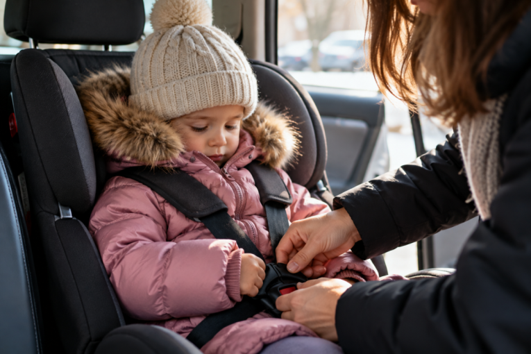 Radite li i vi ovo pre nego što dete stavite u auto? Deluje potpuno bezazleno, ali stručnjaci upozoravaju