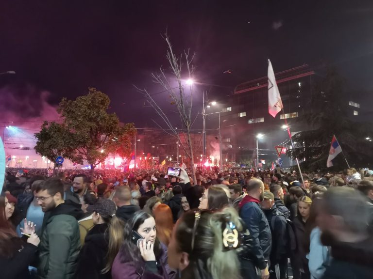 Slavlje zbog pobede Studentske liste širom Srbije: Žurka na Slaviji, skinut baner „Srbija pobeđuje“ u Novom Sadu (VIDEO, FOTO) – Društvo