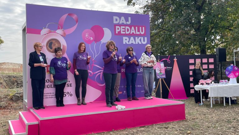 „Daj pedalu raku – Probudi se, pregledaj se“: Održana biciklistička vožnja podrške ženama obolelim od raka dojke – Na današnji dan