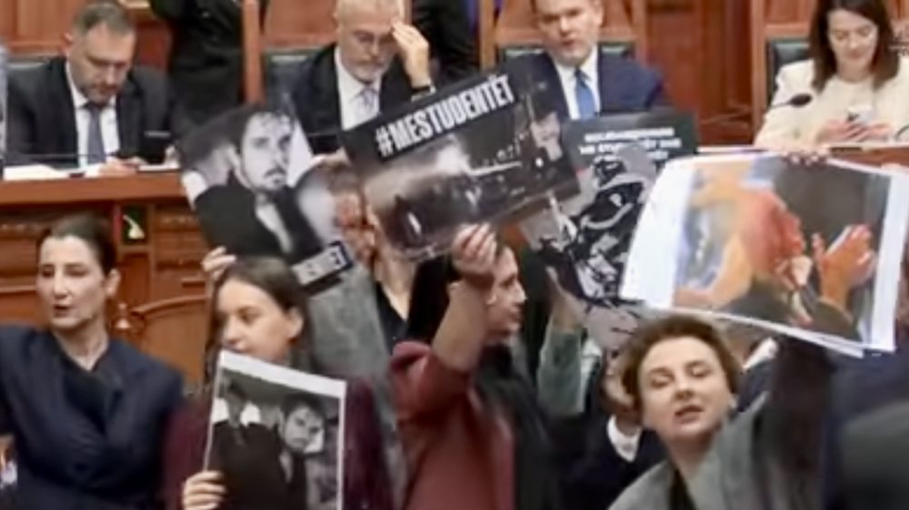 (VIDEO) Haos u albanskom parlamentu: Opozicija upalila plave baklje, držali fotografije povređenih demonstranata – Svet