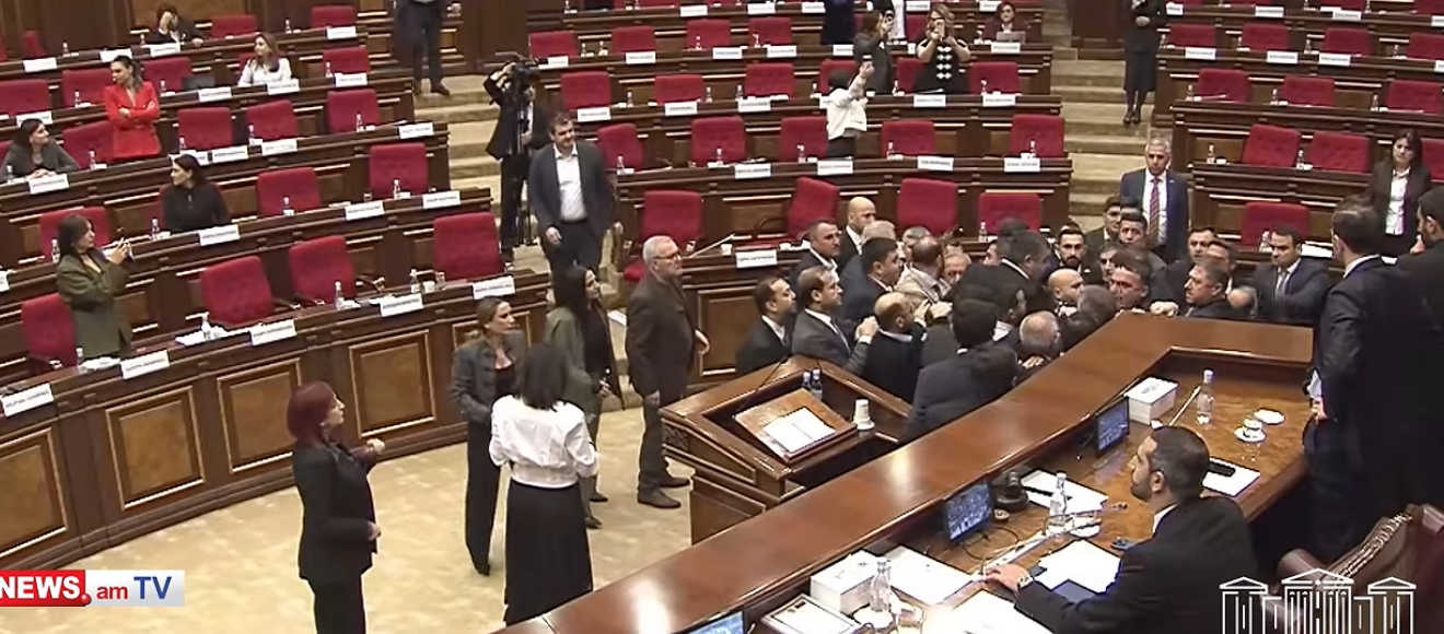 Masovna tuča u parlamentu Jermenije u živom prenosu na TV, hitna pomoć ispred zgrade (VIDEO)