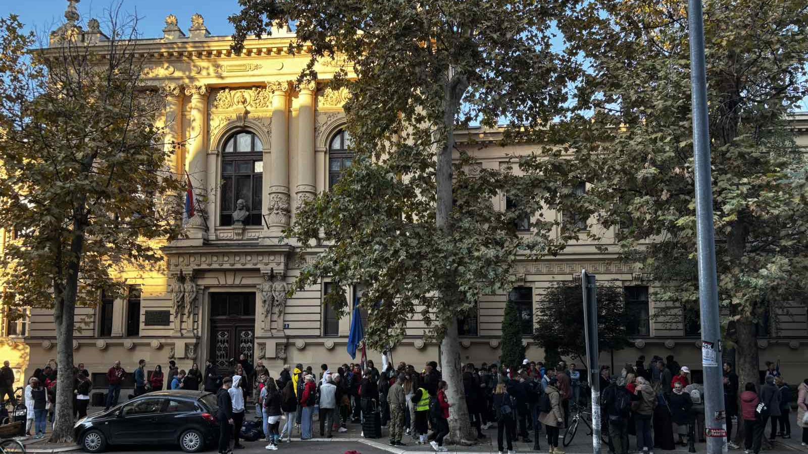 Građani se okupili ispred Valjevske gimnazije da isprate studente koji pešače za Beograd
