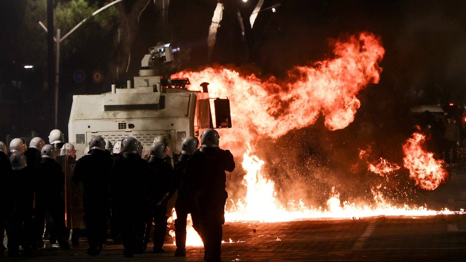 Antivladini protesti u Tirani ne prestaju: Molotovljevi kokteli bačeni na zgradu Vlade – Region